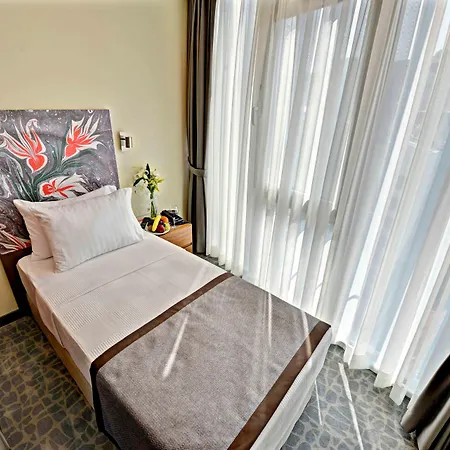 All Inn Hotel