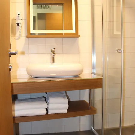 All Inn Hotel