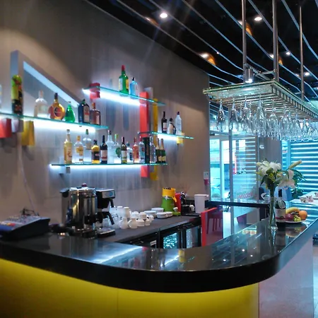 All Inn Hotel מלון